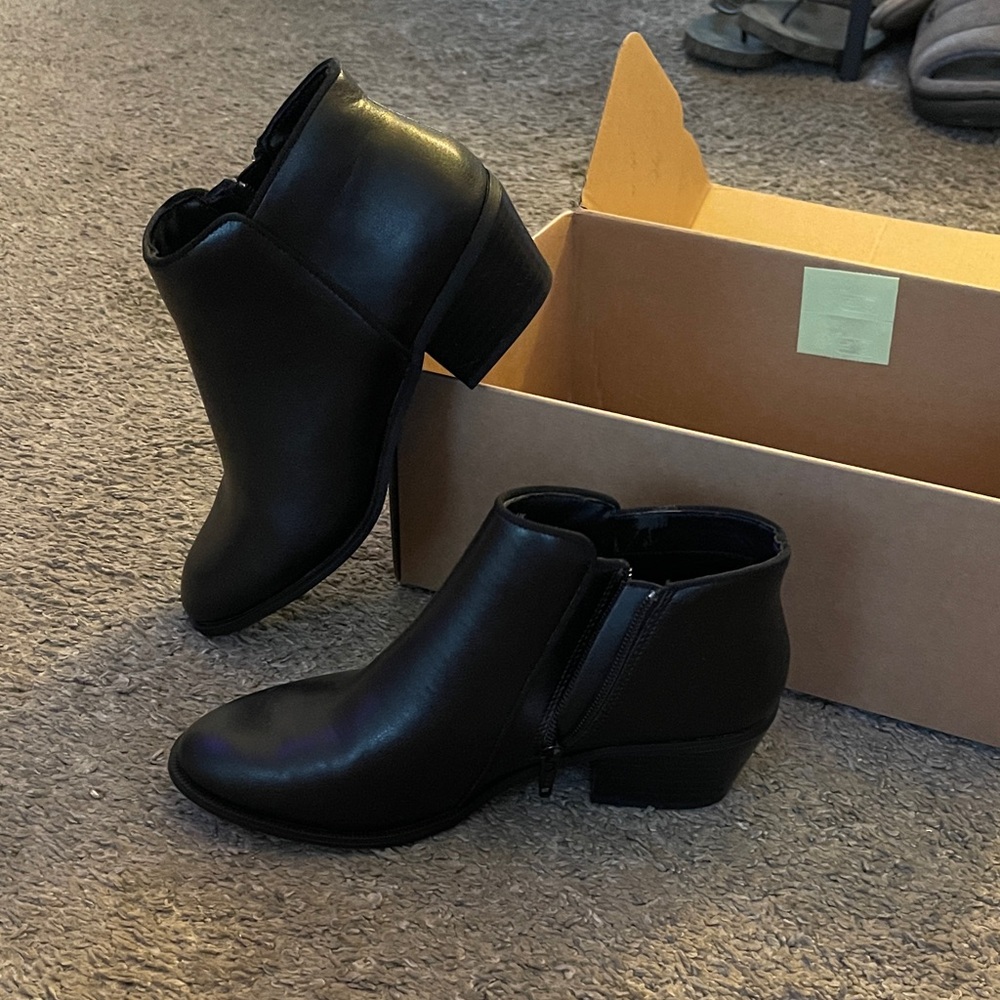 Amazon Essentials Black Ankle Booties